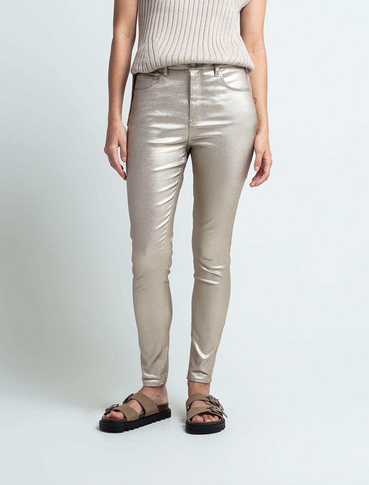Pantalón con efecto metalizado