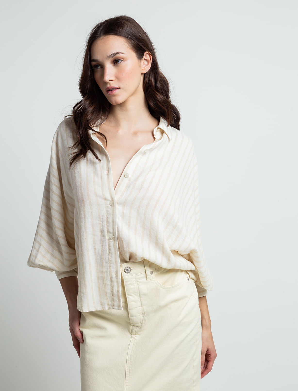 Camisa con diseño a rayas