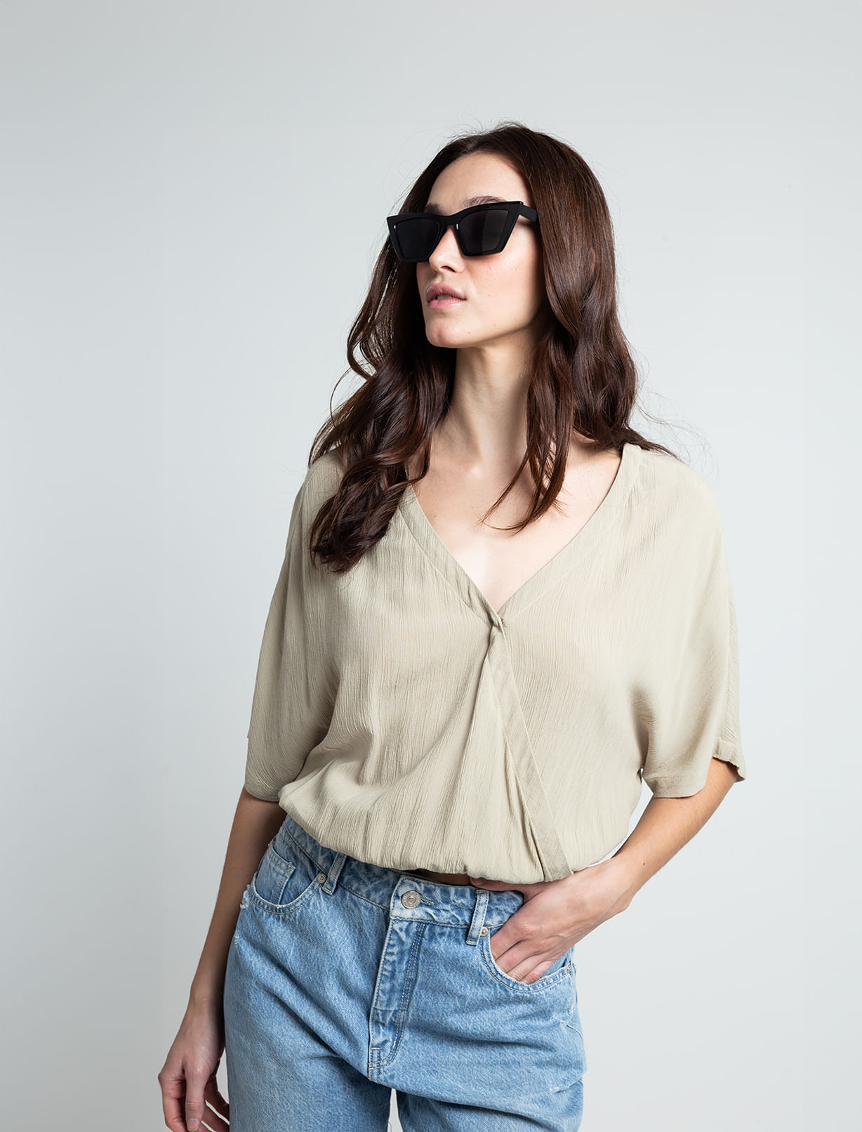 Camisa con escote en V