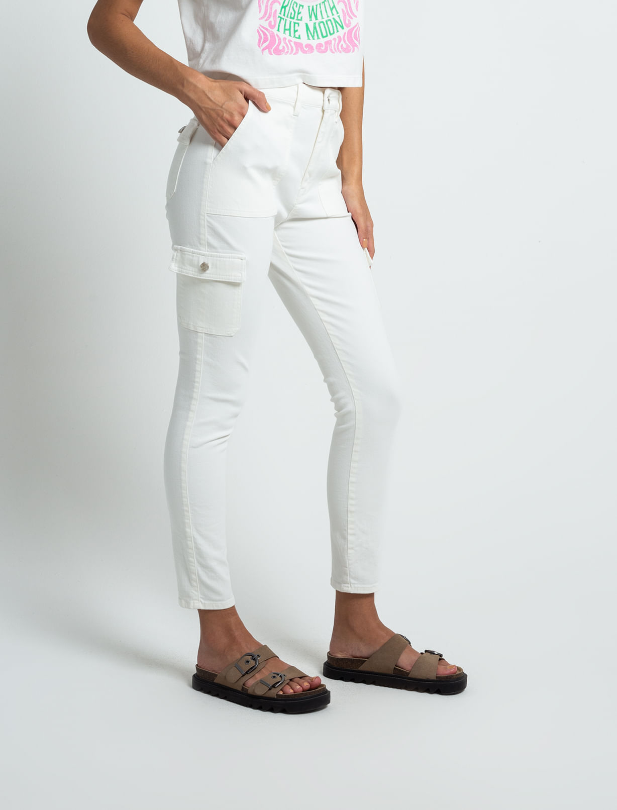 Pantalón de bolsillos con tapa