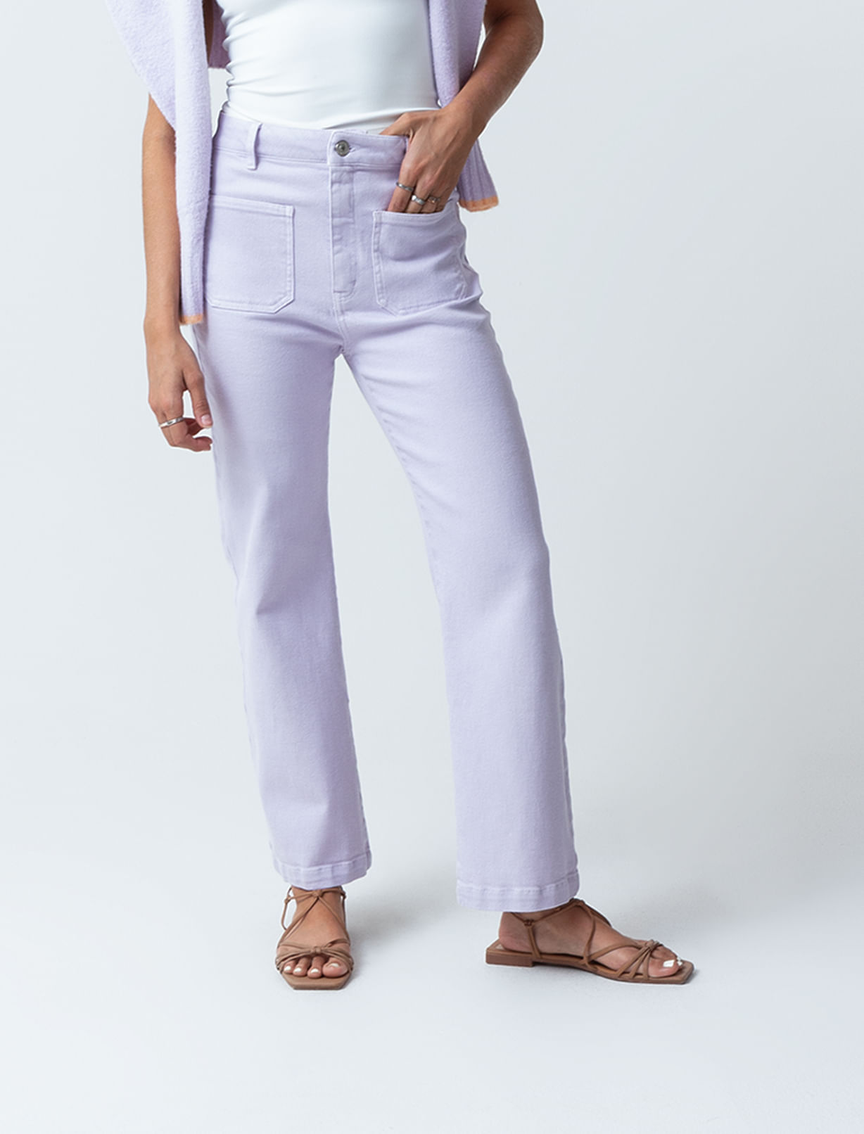 Pantalón con bolsillos de parche