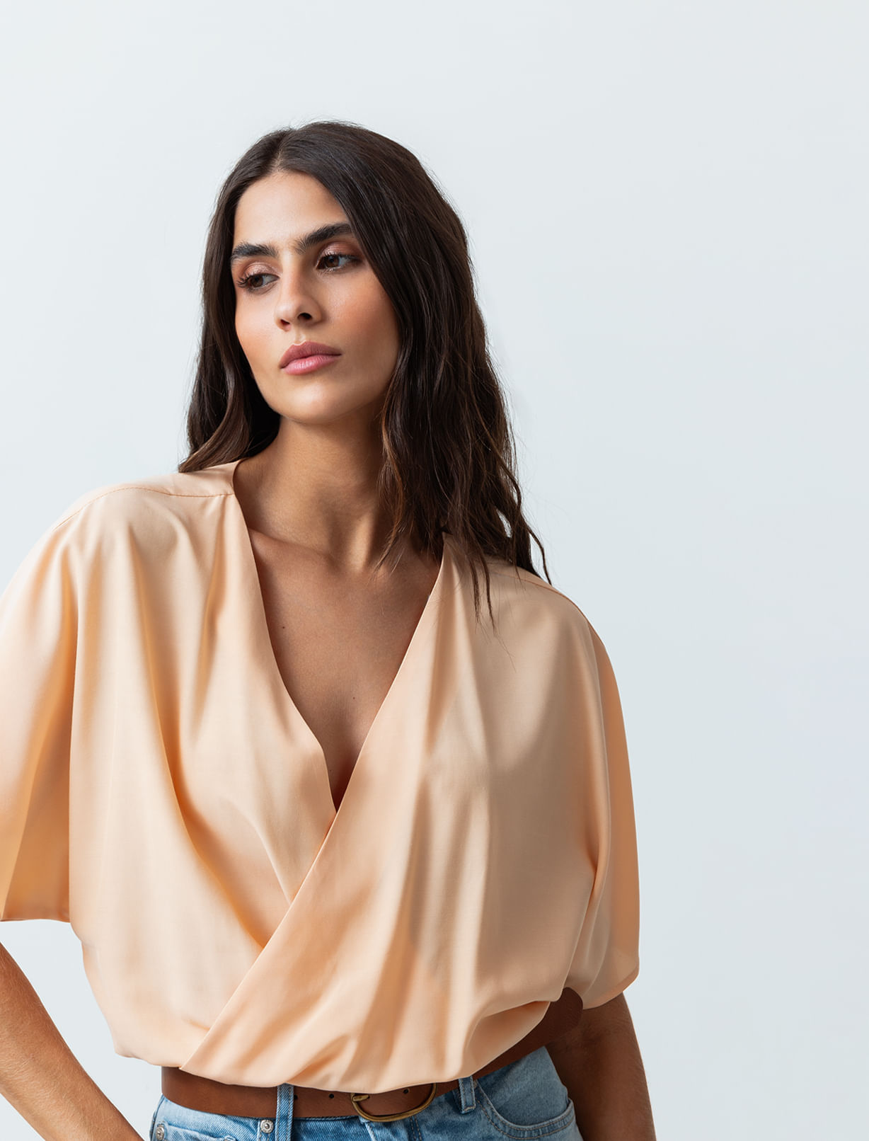 Camisa con escote en V