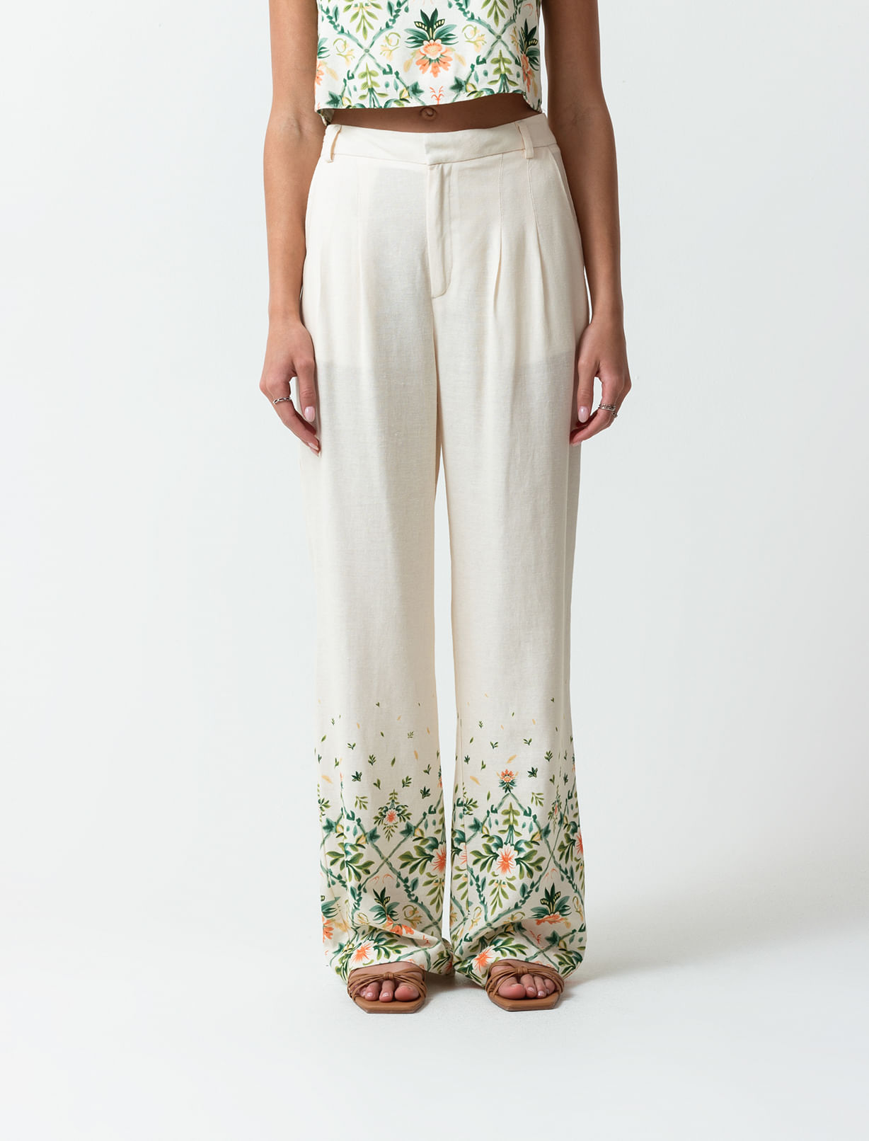 Pantalón con detalles de flores