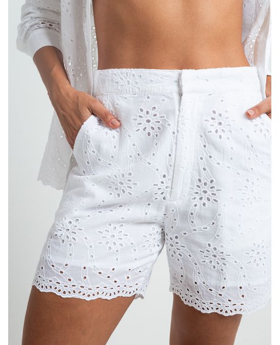 Short con detalles desagujados