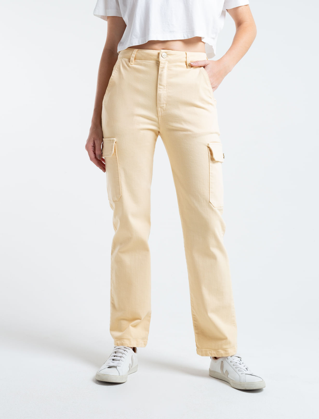 Pantalón con bolsillos tipo cargo