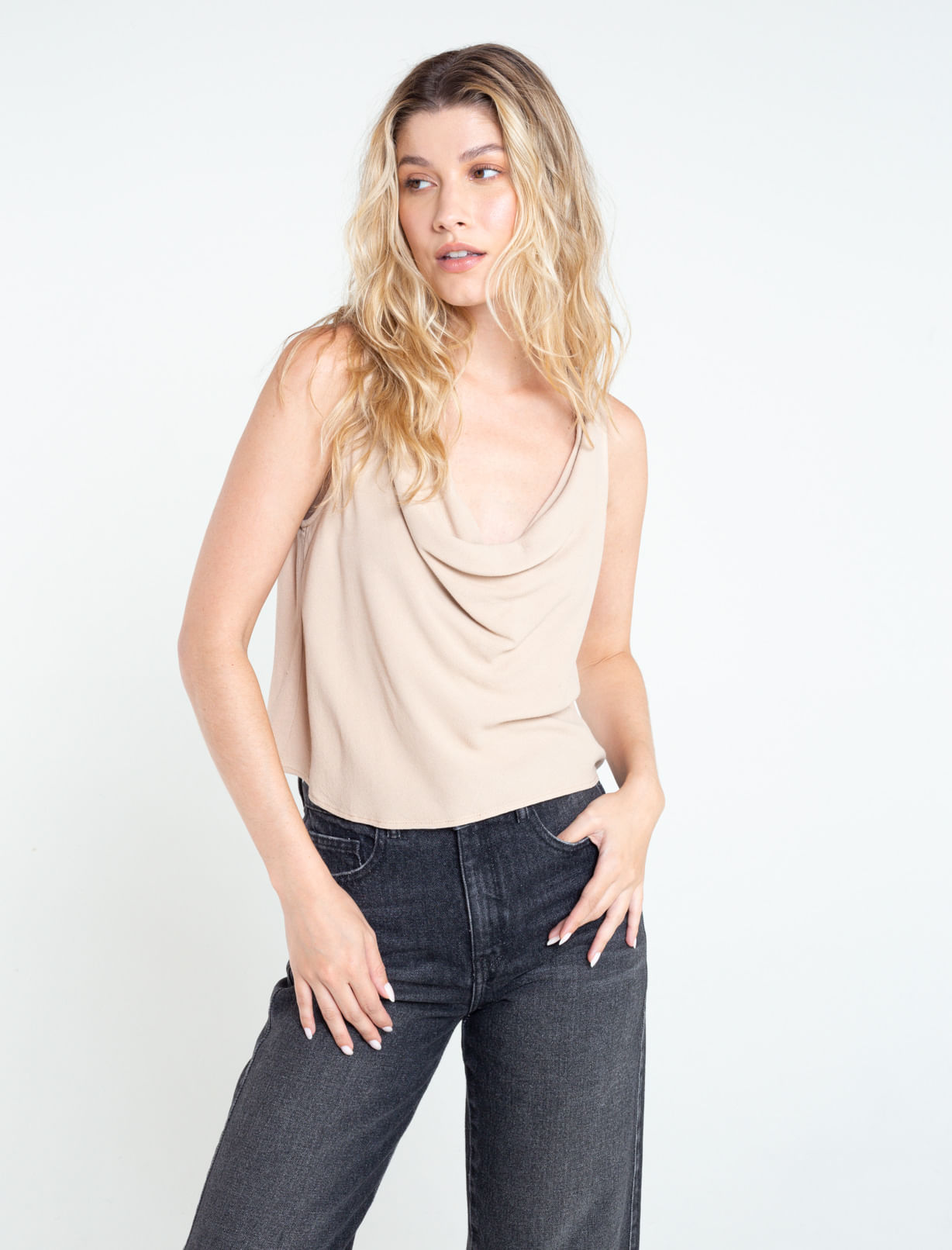 Camisa con escote drapeado
