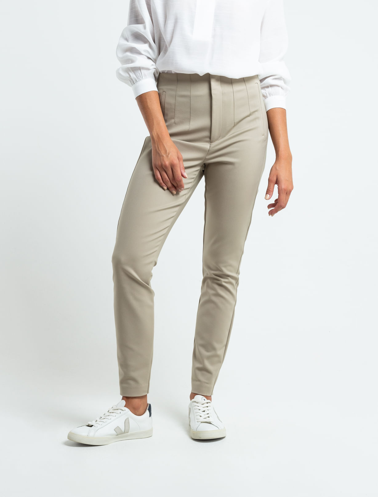 Pantalón Skinny con cortes
