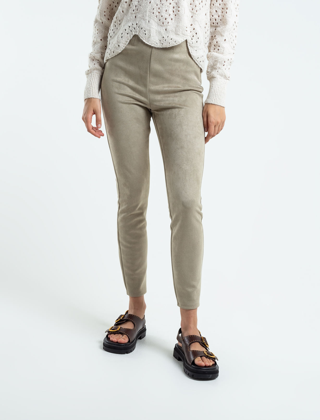 Pantalón en tela tipo gamusa