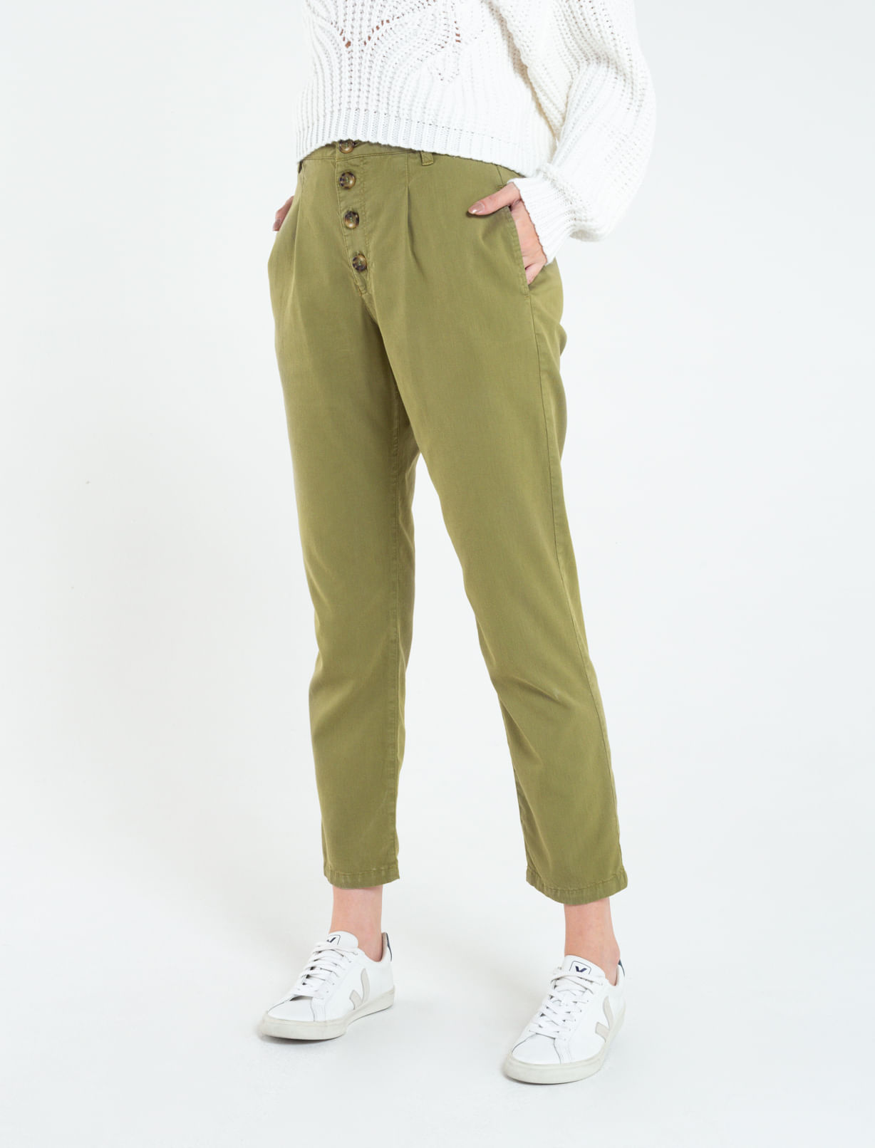 Pantalón con abotonadura expuesta