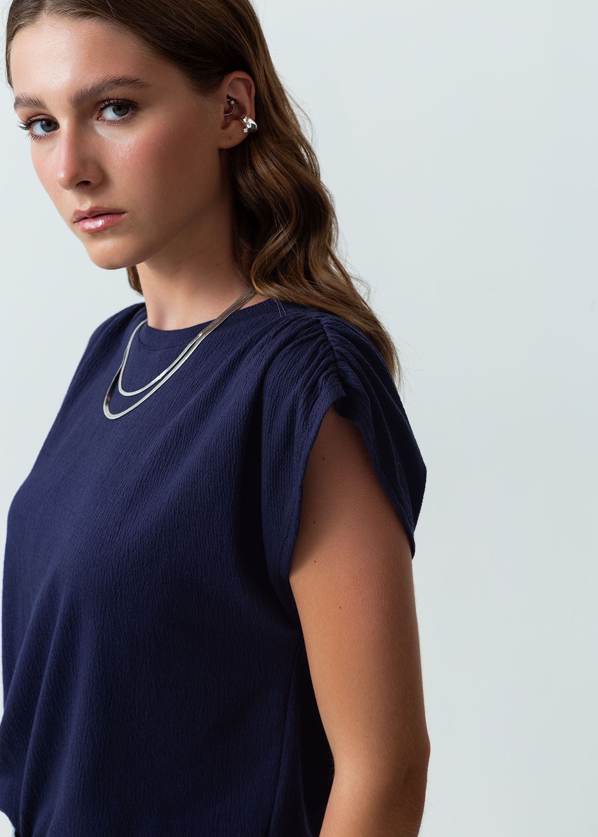 Camiseta con recogido en hombros