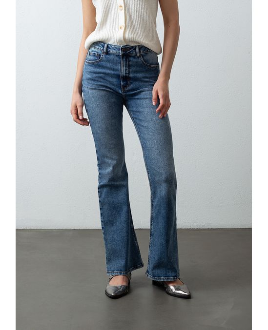 Jean fit de bota amplia