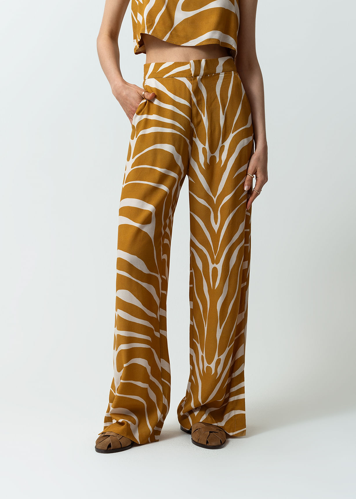 Pantalón estampado tipo animal print