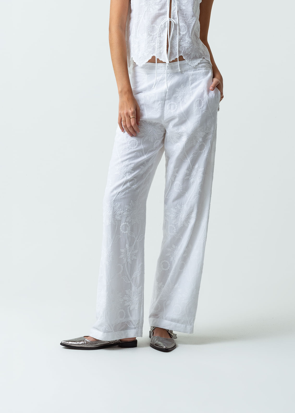 Pantalón con detalles bordados