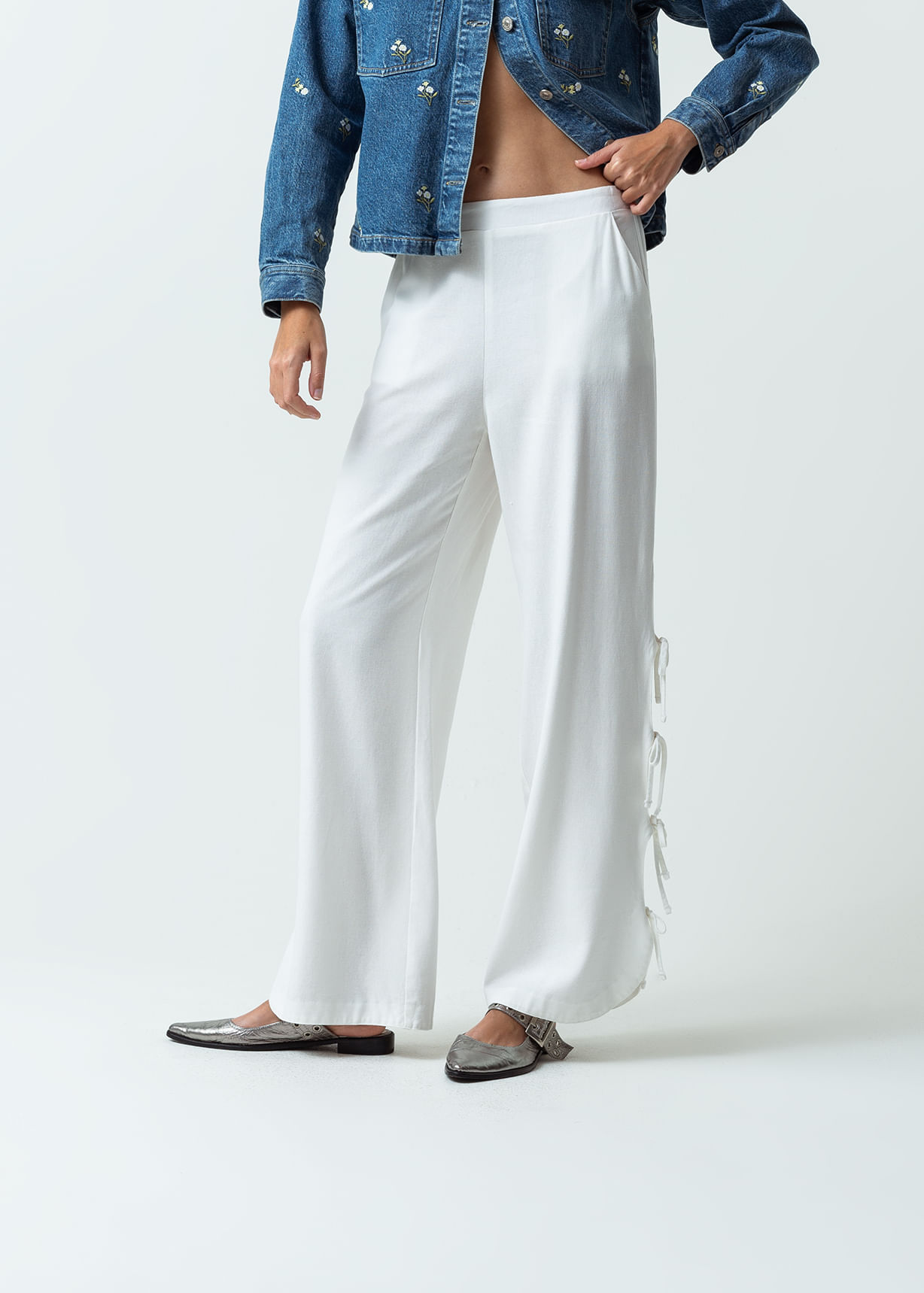 Pantalón con detalles anudables