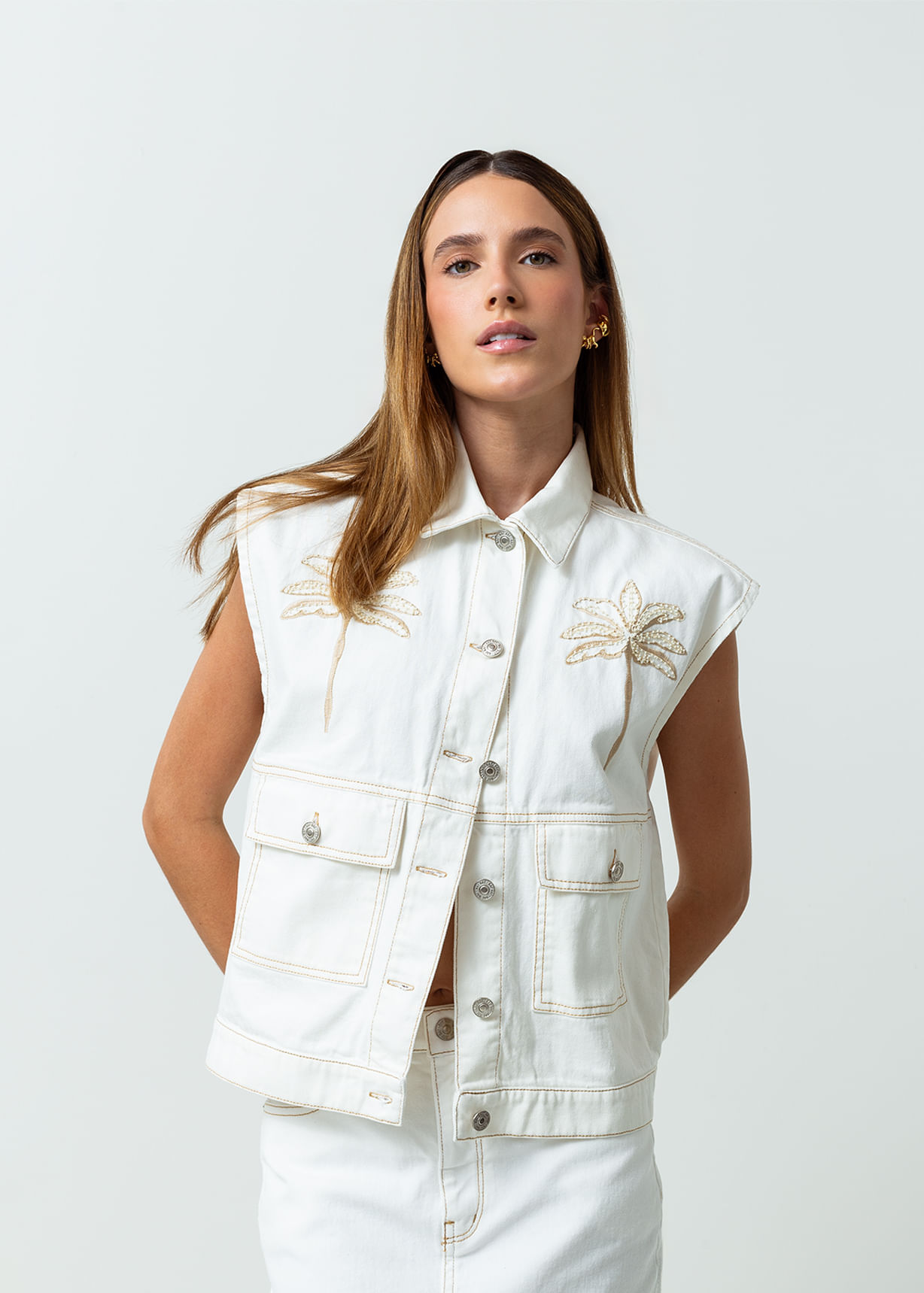 Chaleco con palmeras bordadas