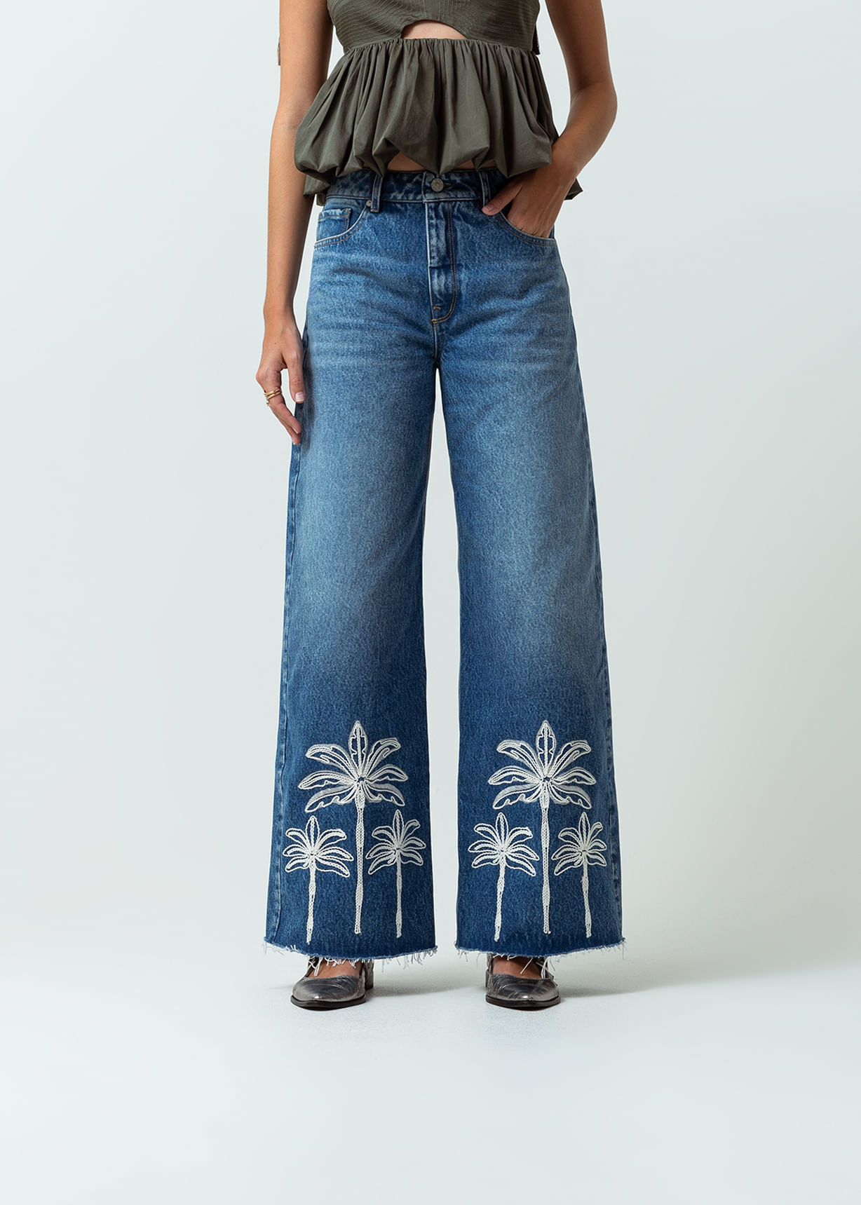 Jean Wide Leg tiro alto con detalles bordados en ruedo