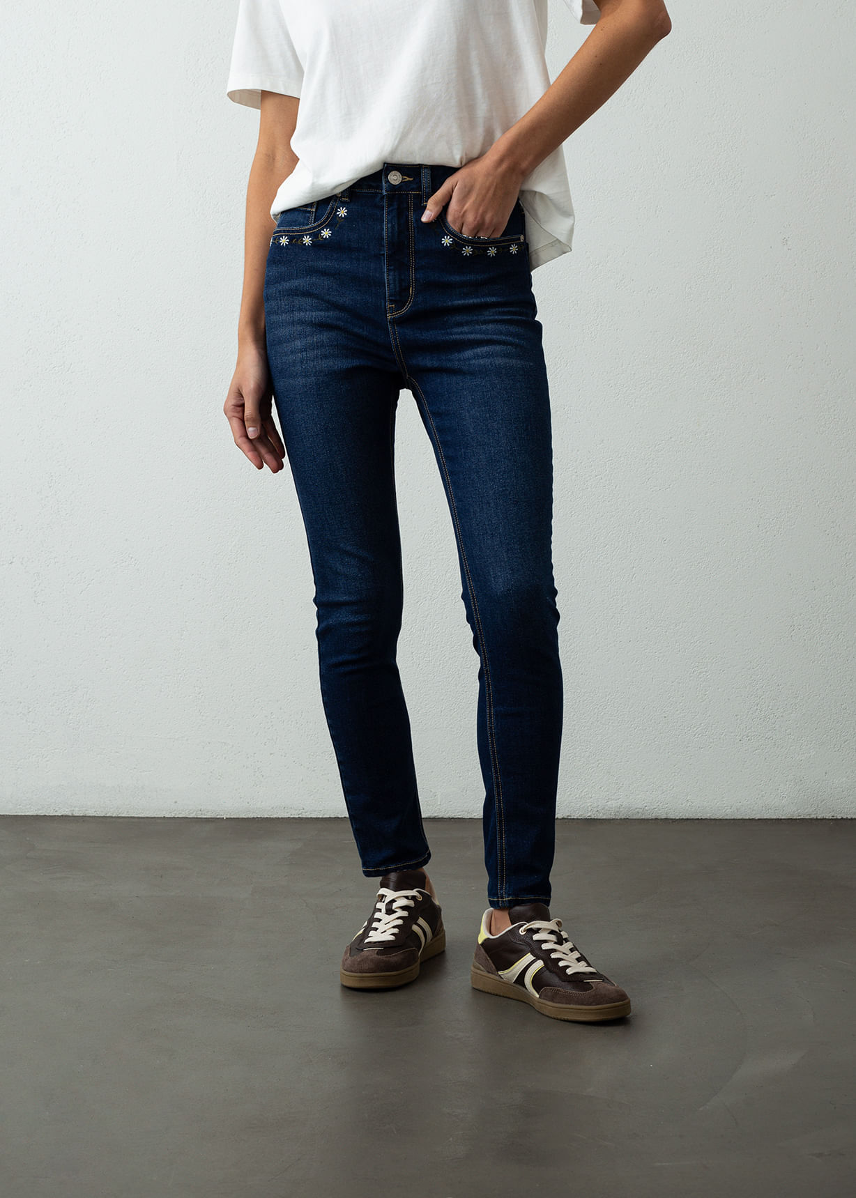 Jean Skinny tiro alto con aplique de flores en bolsillos