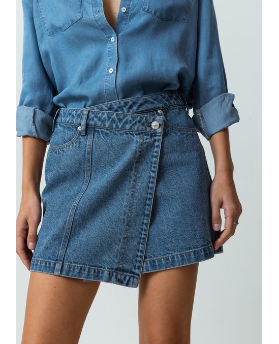 Falda corta de pretina asimétrica en denim