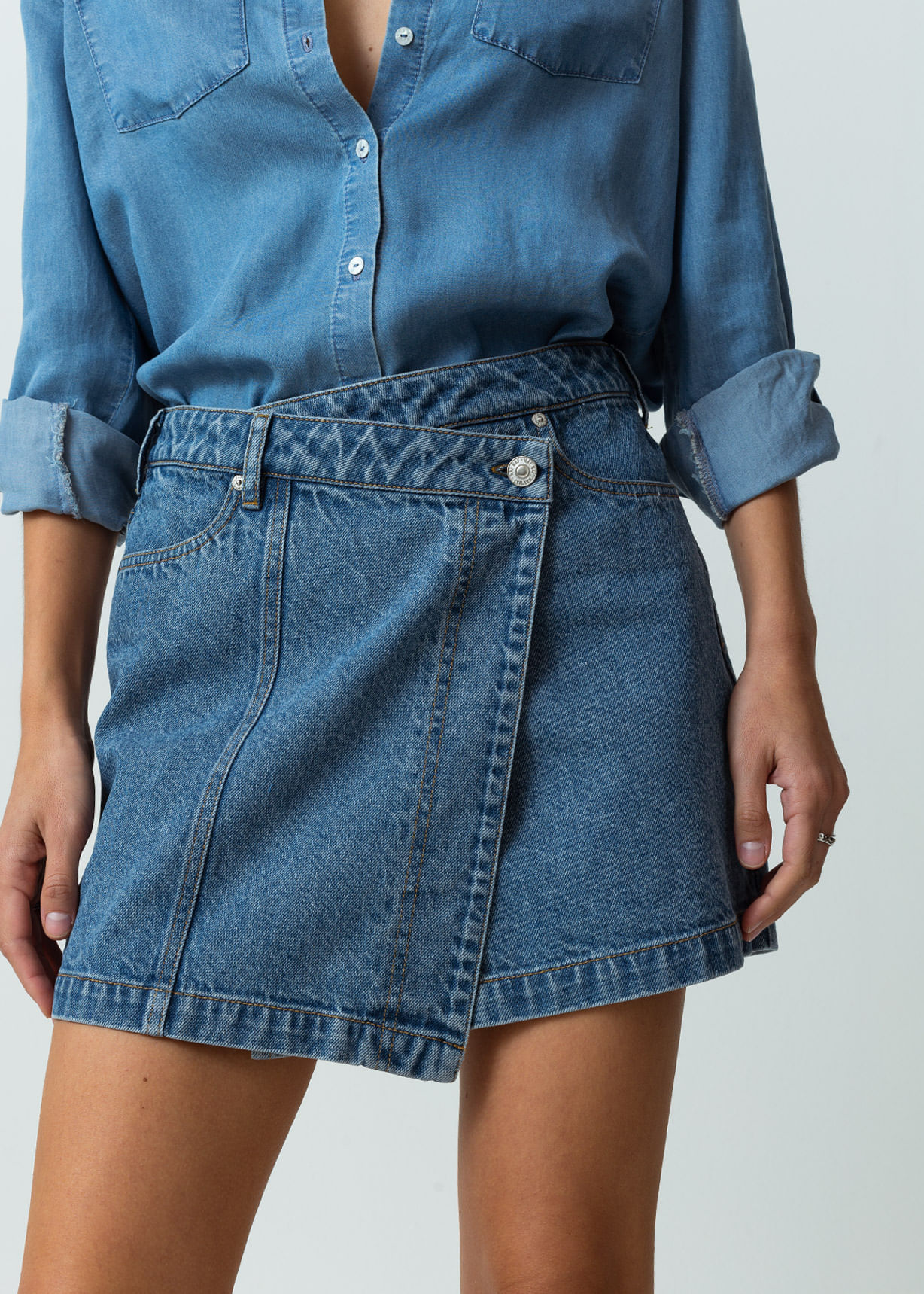 Falda corta de pretina asimétrica en denim