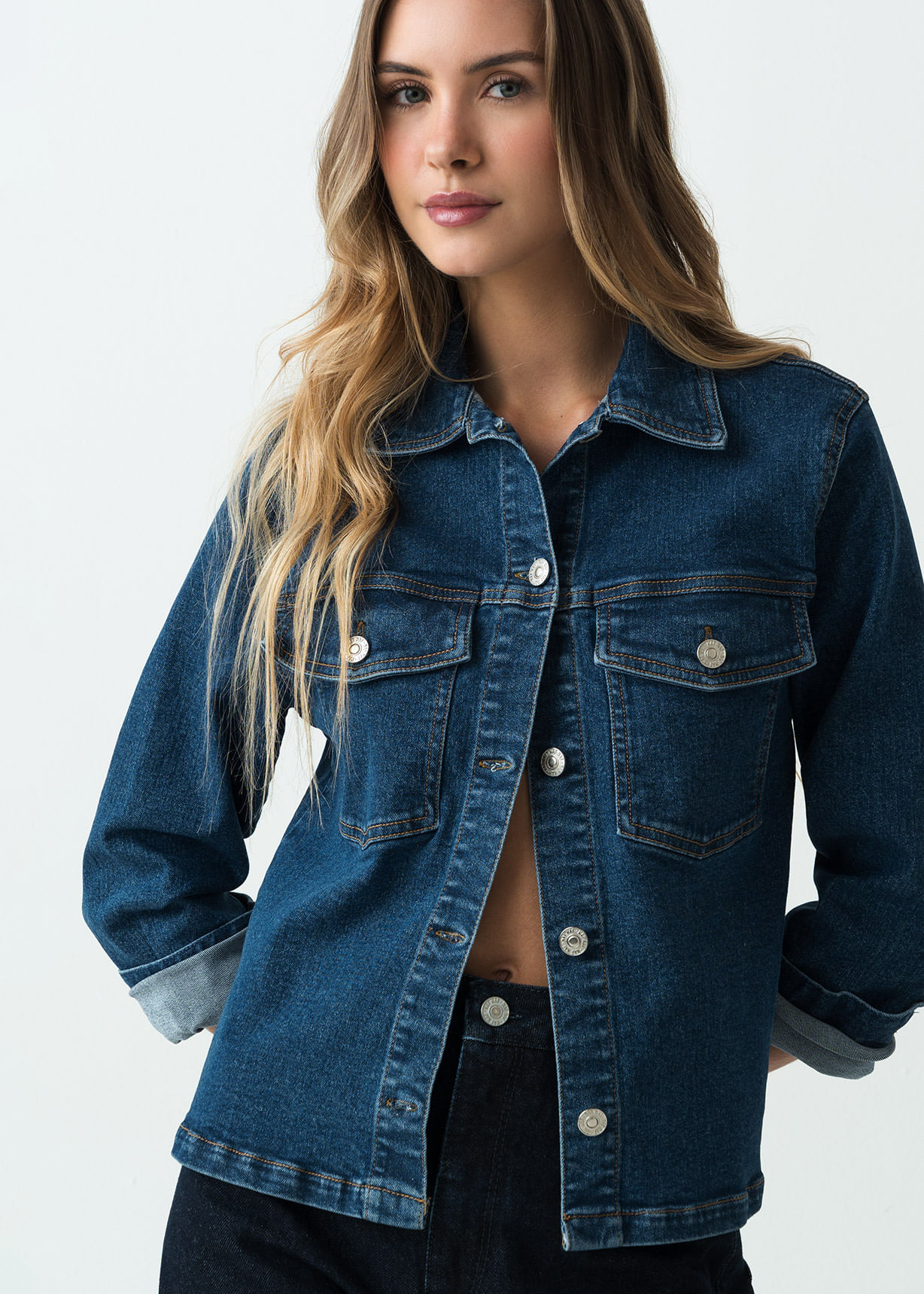 Chaqueta tipo Trucker en denim tono medio