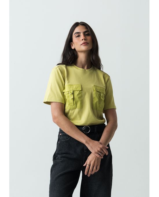 Camiseta con bolsillos de parche en frente