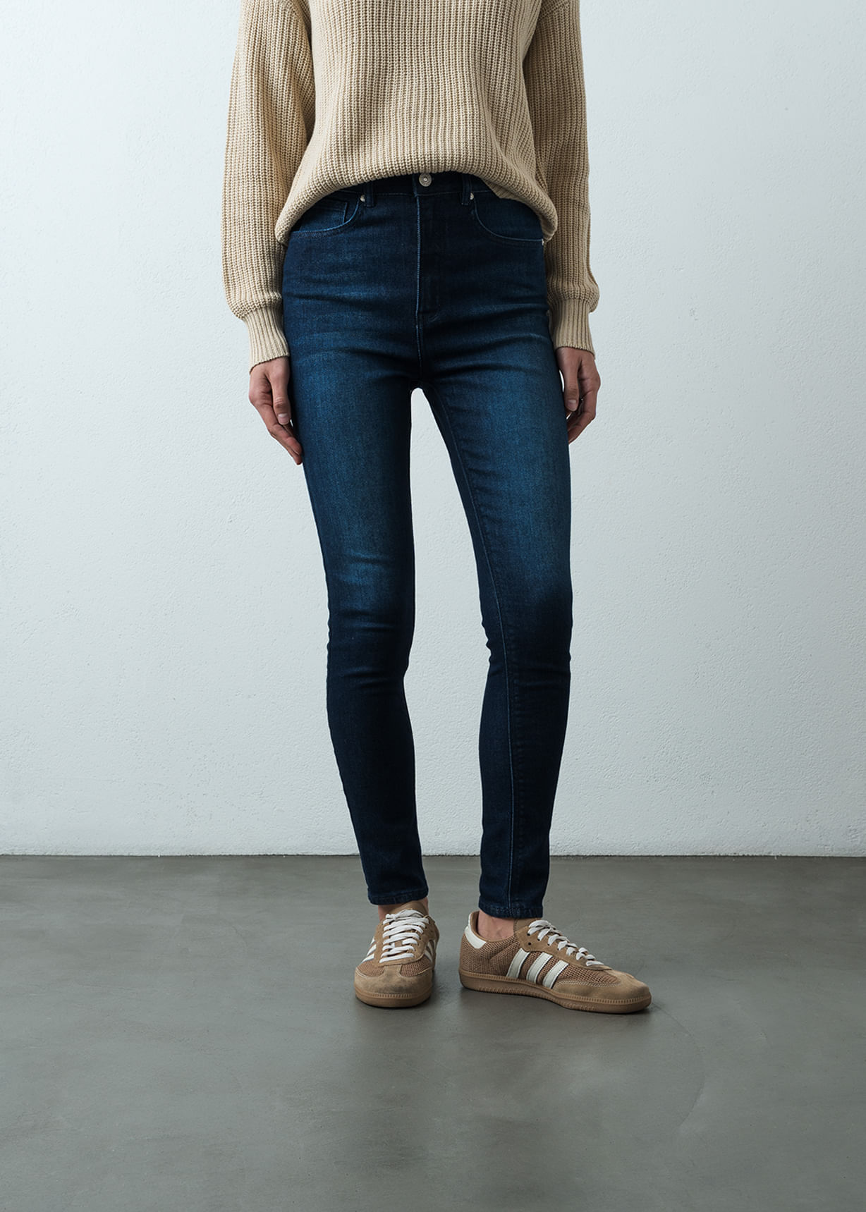 Jean Skinny tiro alto tono oscuro