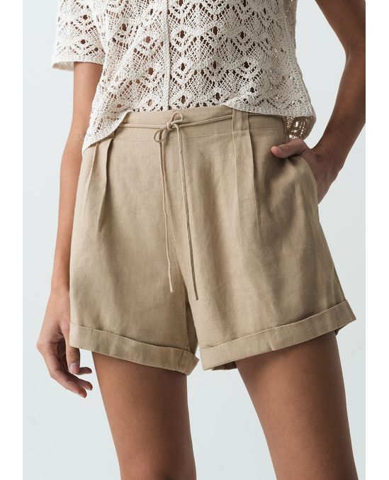 Short corto con guardapolvo en ruedo