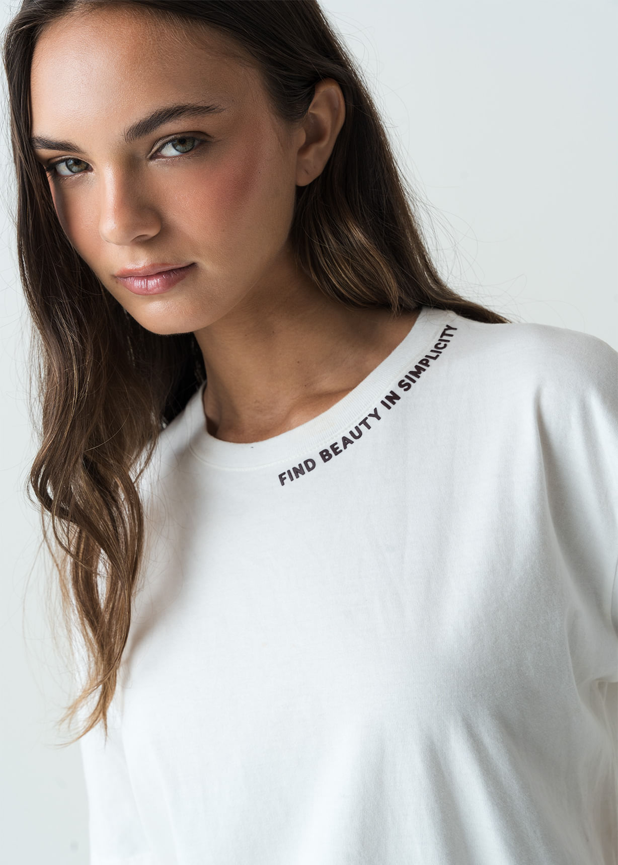 Camiseta manga corta con letras bordadas