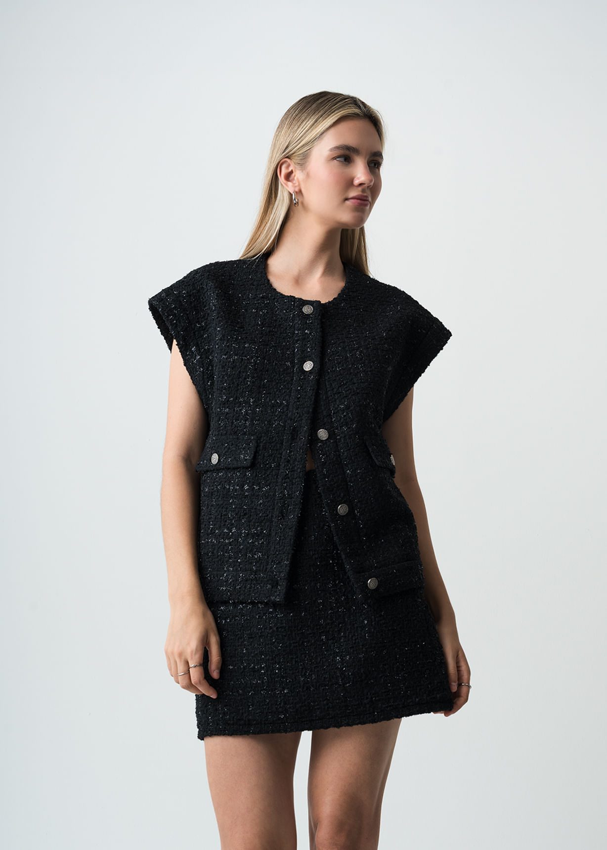 Chaleco elegante con detalles brillantes