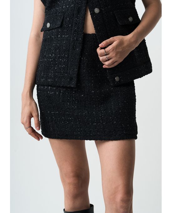 Falda corta con detalles brillantes