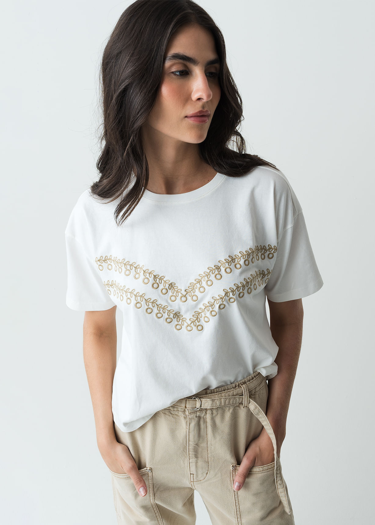 Camiseta manga corta con detalles bordados