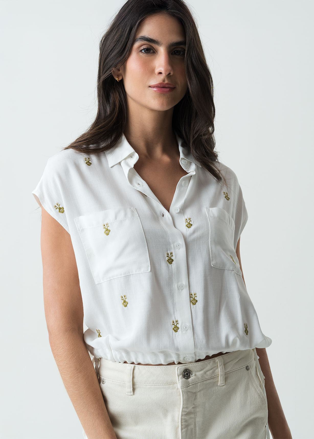 Camisa manga corta con apliques bordados