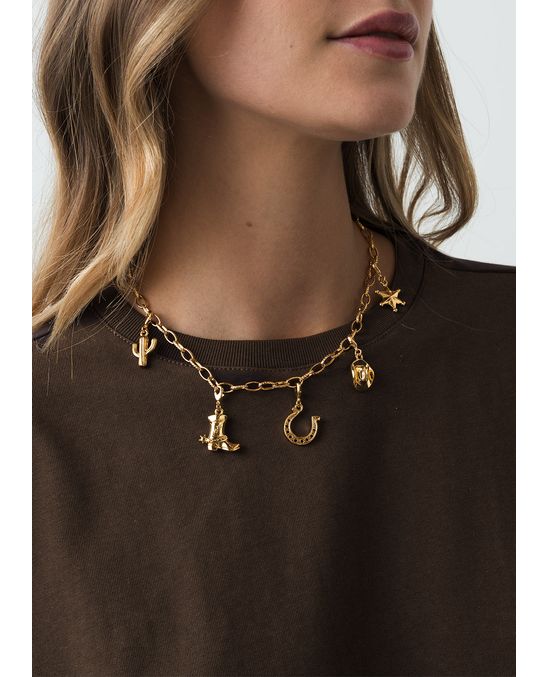 Cadena dorada con dijes