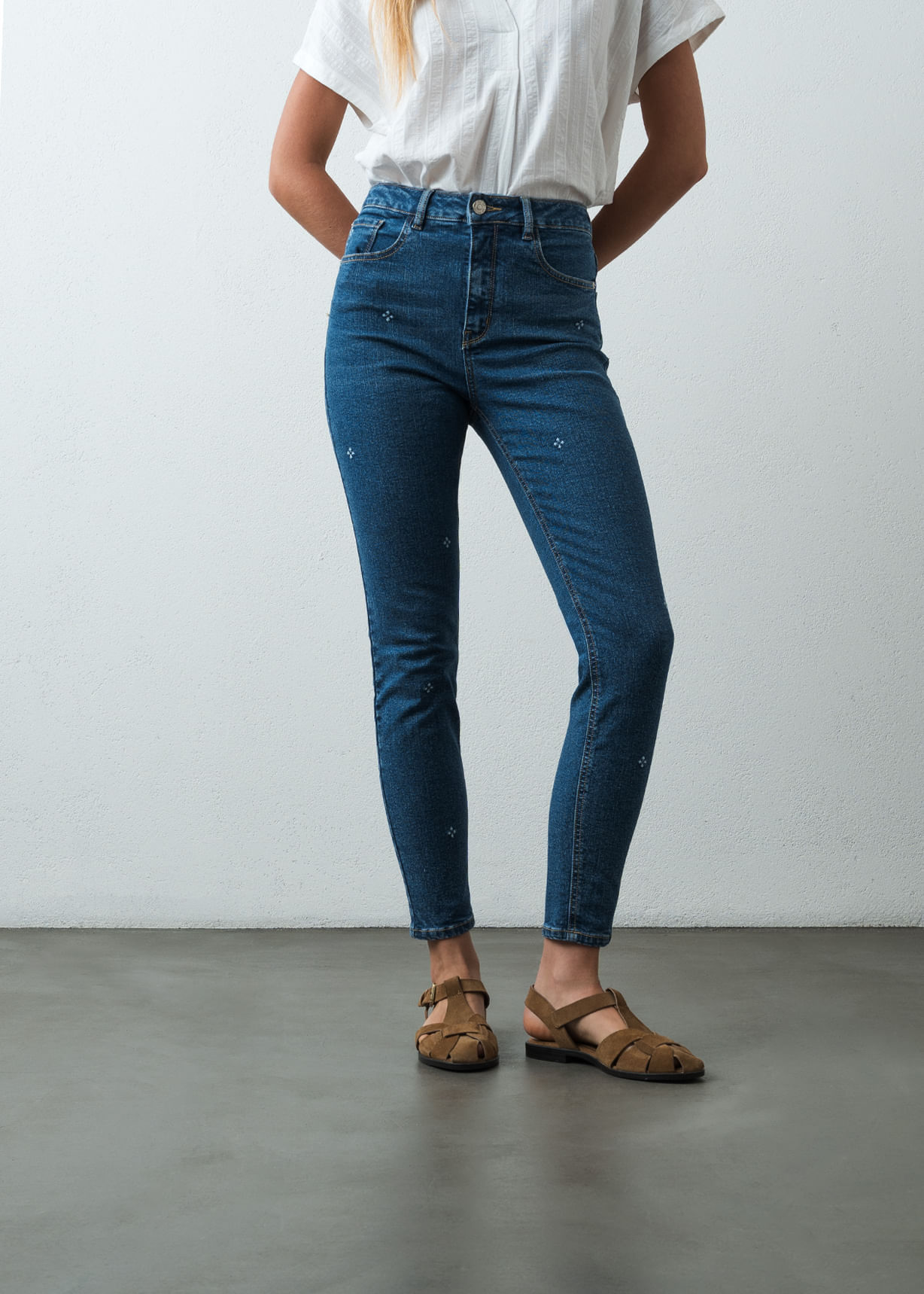 Jean Wide Leg tiro alto con apliques bordados
