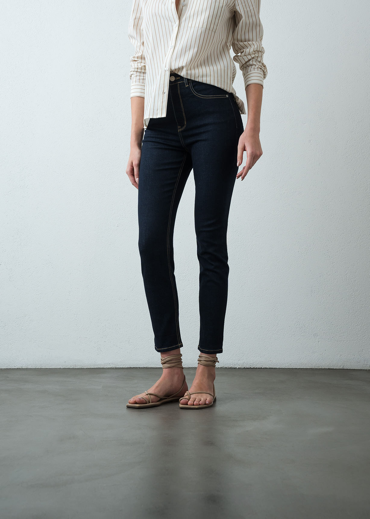 Jean Skinny de tiro alto con mini bordado