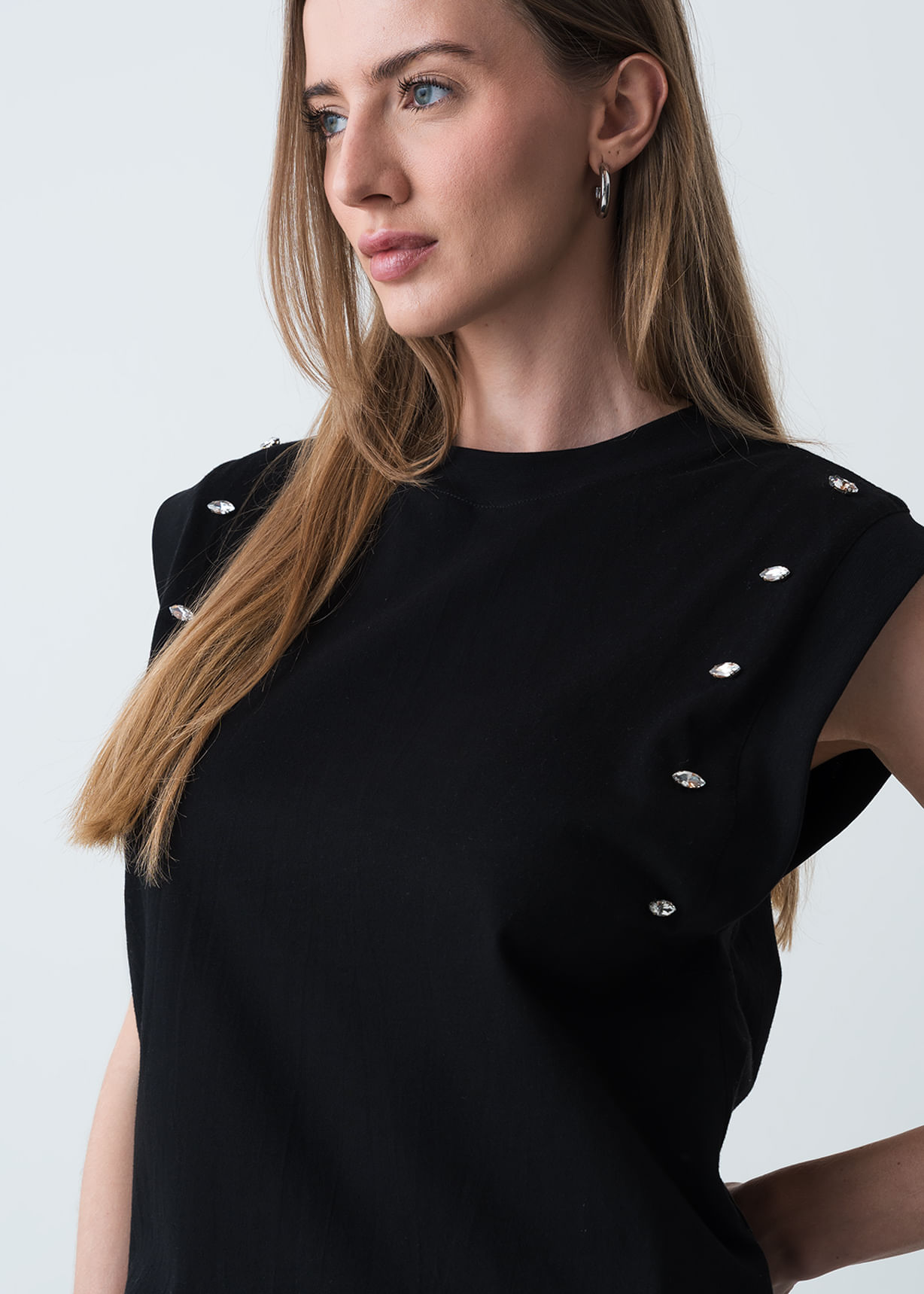 Camiseta con detalles en mangas