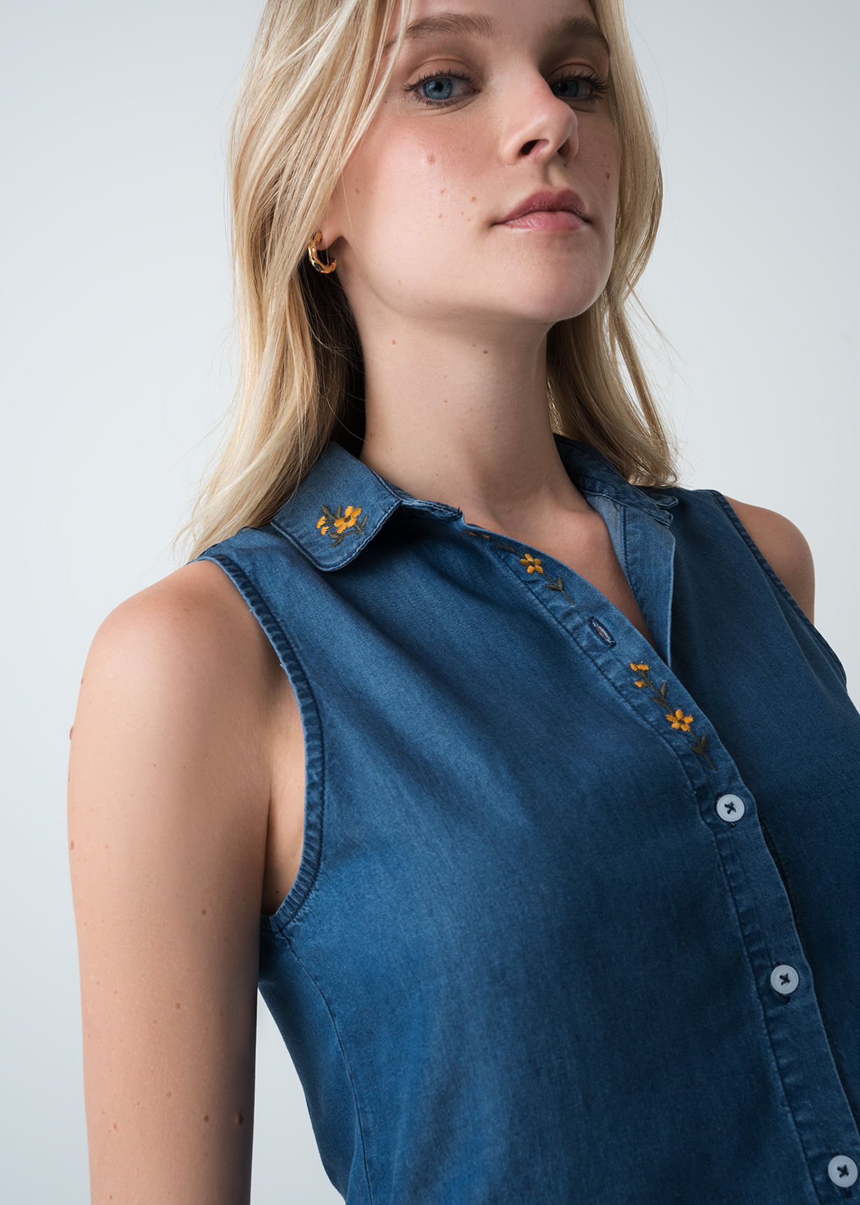 Camisa tipo denim con bordado