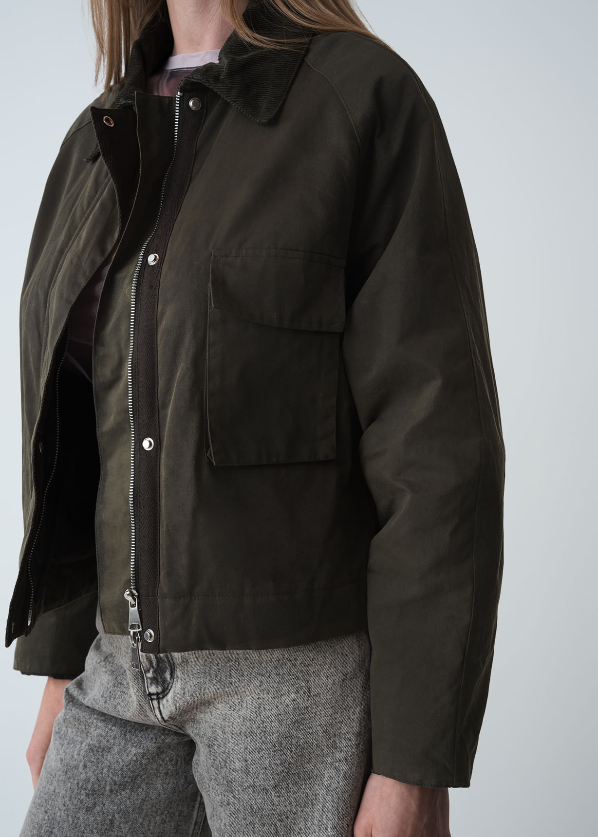 Chaqueta corta con bolsillos