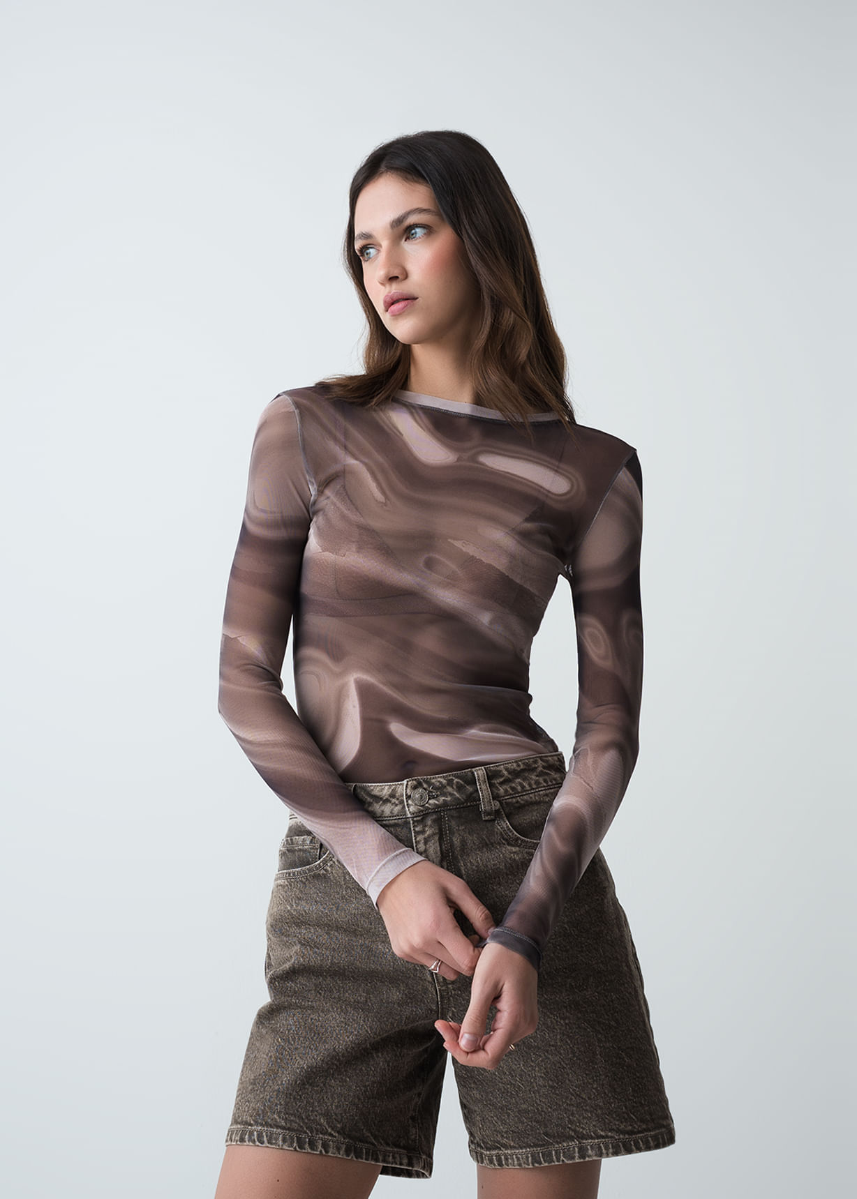 Camiseta con transparencia estampada