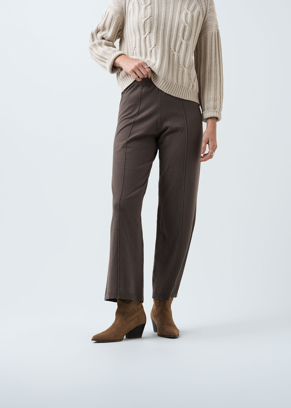 Pantalón Straight con cortes