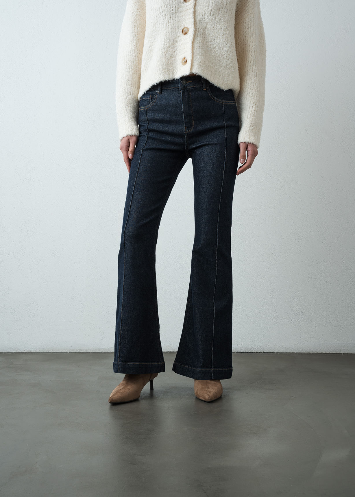 Jean Flare con cortes