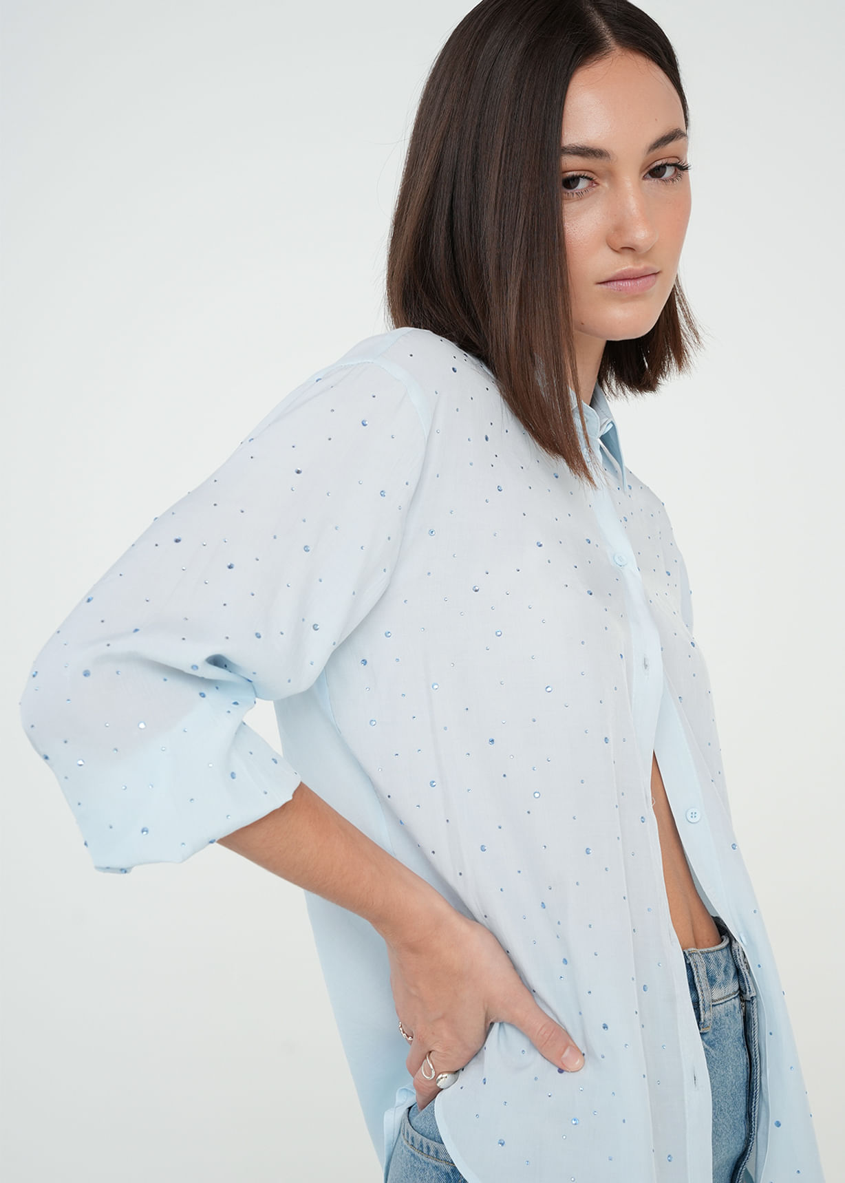 Camisa con apliques brillantes