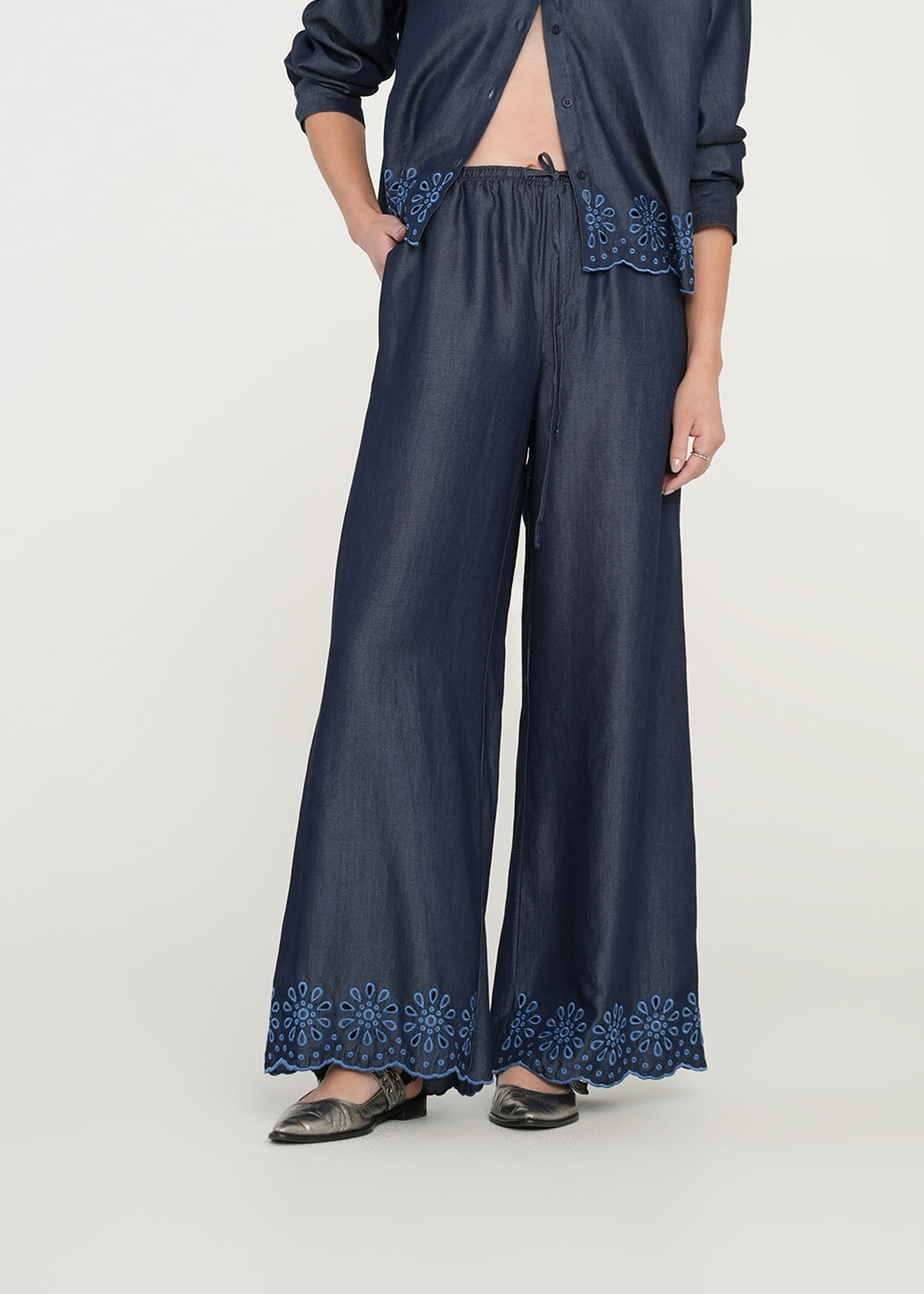 Pantalón con bordado floral