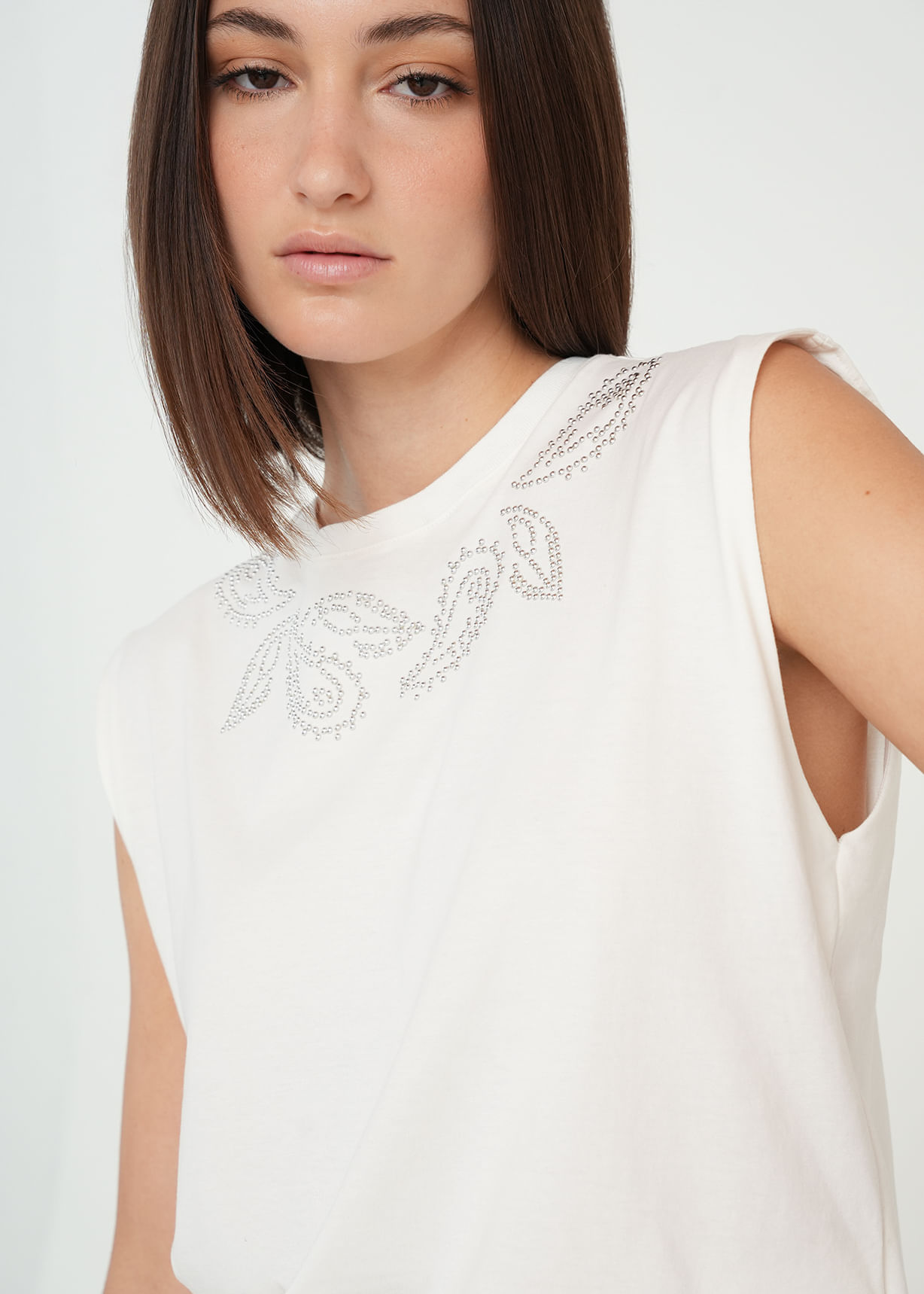 Camiseta con hojas en taches