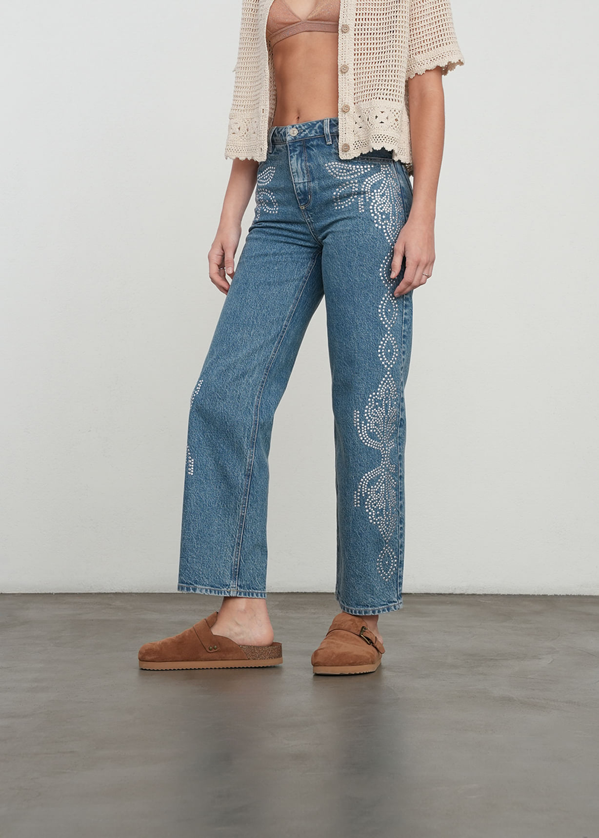 Jean Straight con flores en taches