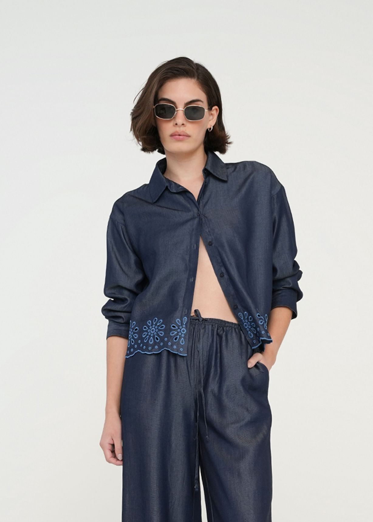 Camisa con bordado floral