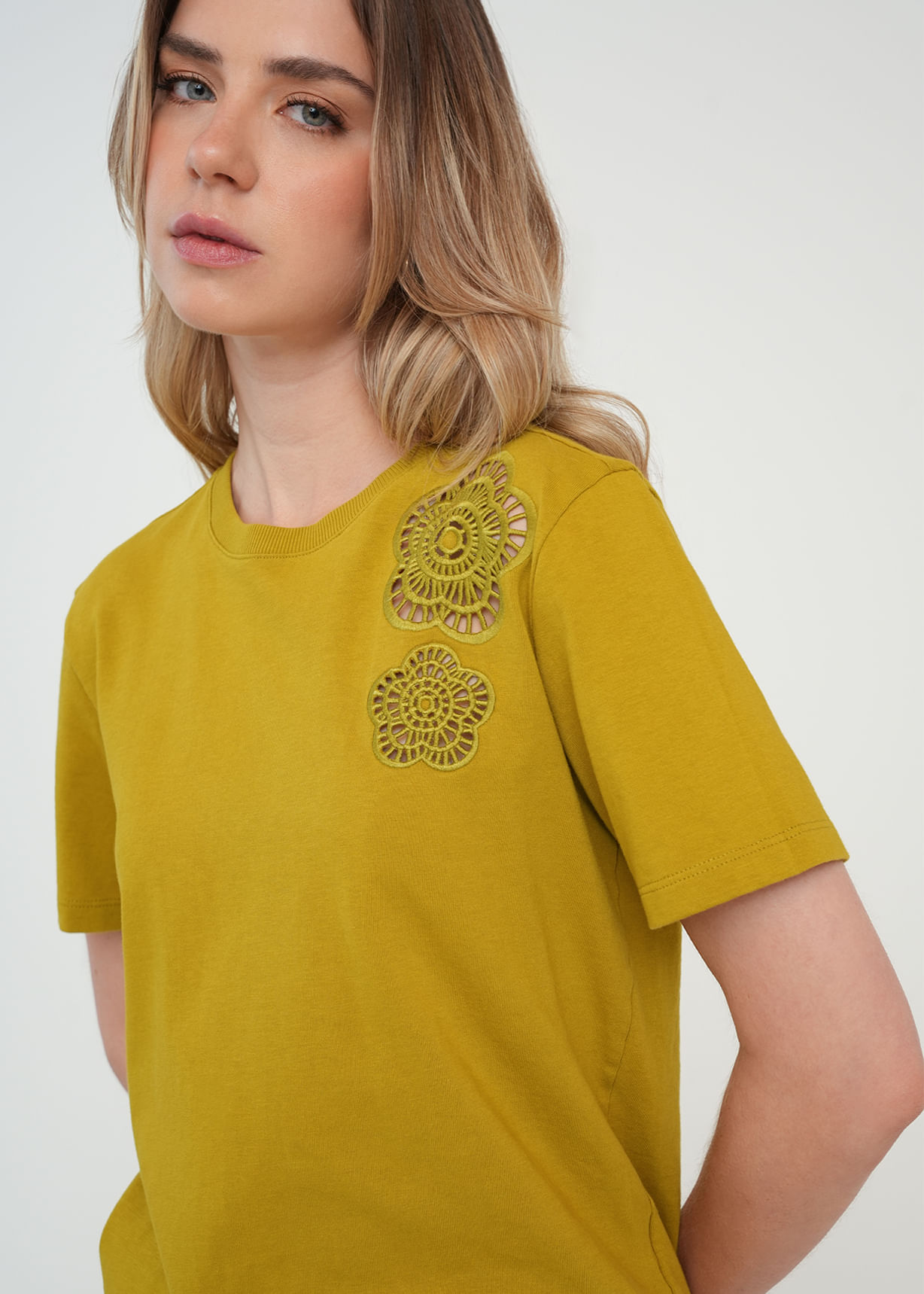 Camiseta manga corta con aplique en hombro