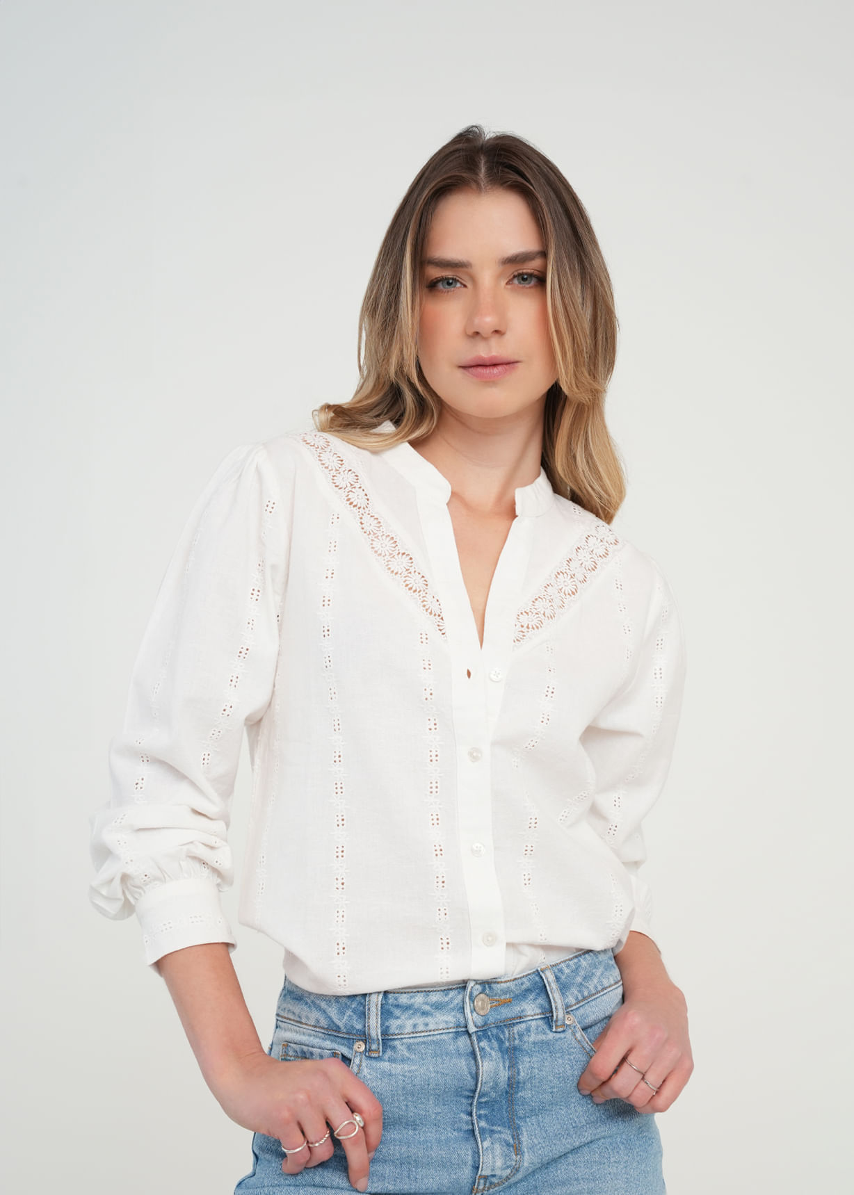 Camisa manga larga con detalles desagujados