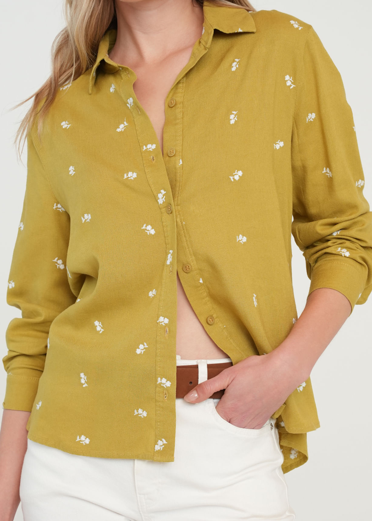 Camisa manga larga con flores bordadas