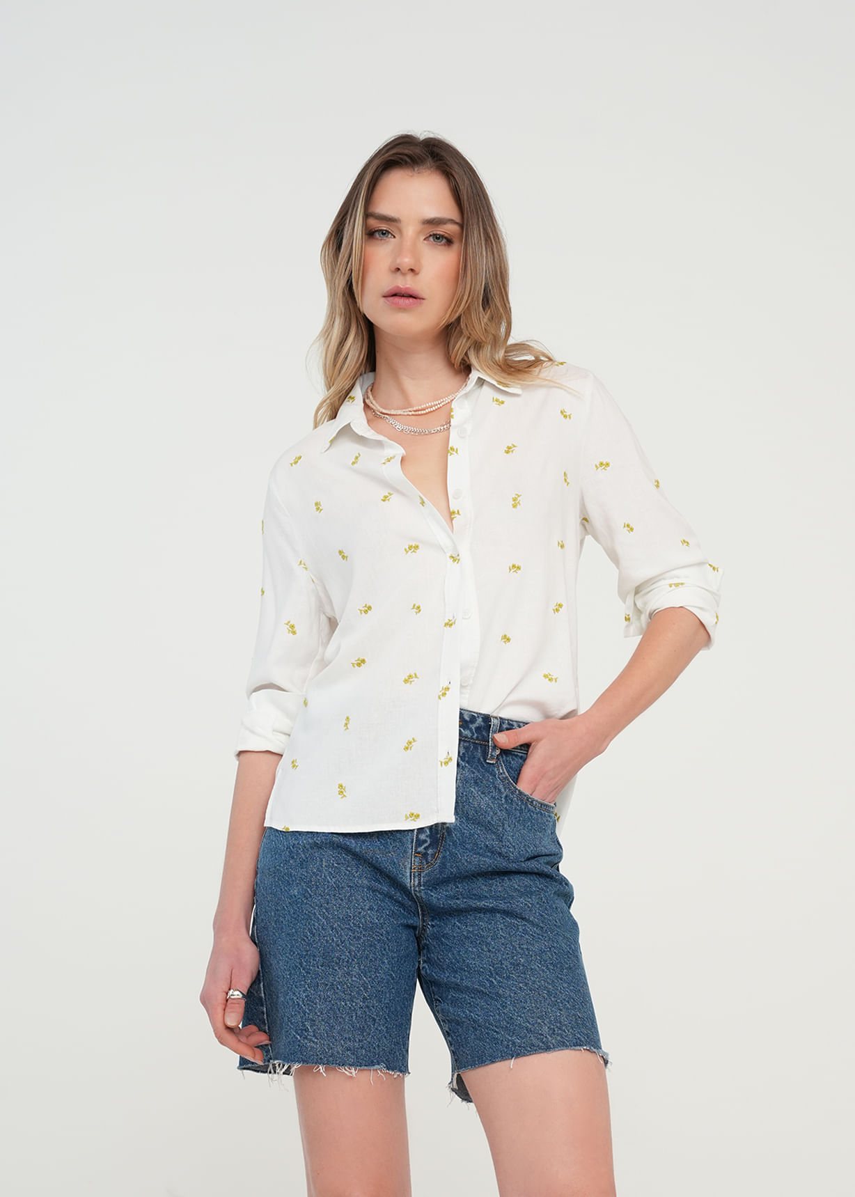 Camisa manga larga con flores bordadas